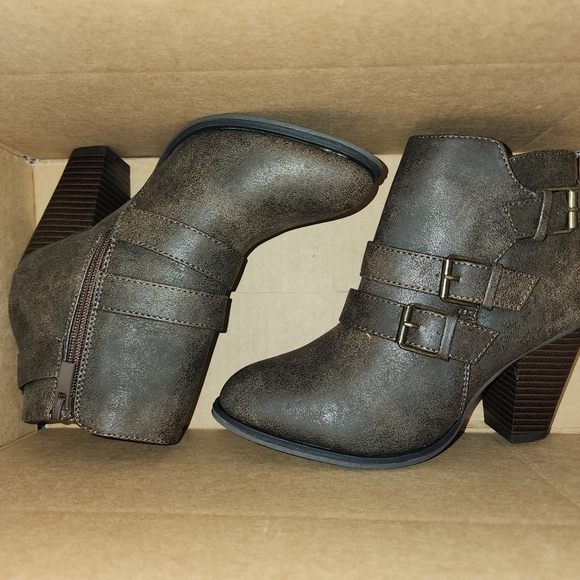 NWOB Forever Brown Heeled Ankle Booties Size 6 - Picture 12 of 12